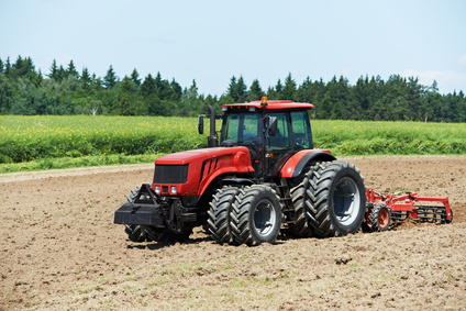 Ein Traktor auf einer landwirtschaftlichen Flche